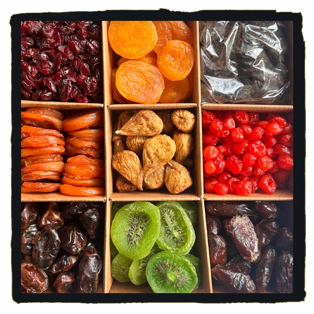 Sortiment av torkad frukt — aprikoser, fikon, dadlar, tranbär och kiwi