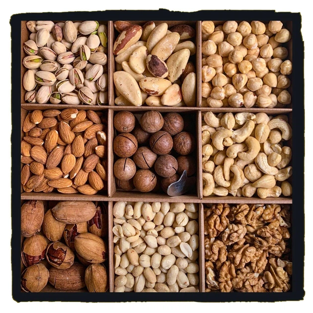 Sortiment av nötter — mandlar, valnötter, cashewnötter, pistagenötter och mer